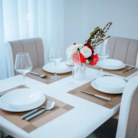 Bloom Villa&apartments تيرانا